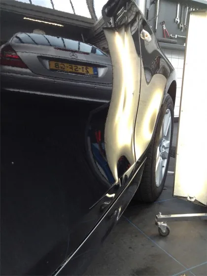 BMW 1-serie voor de reparatie: de lichtlijnen van de lamp buigen om de deuk heen