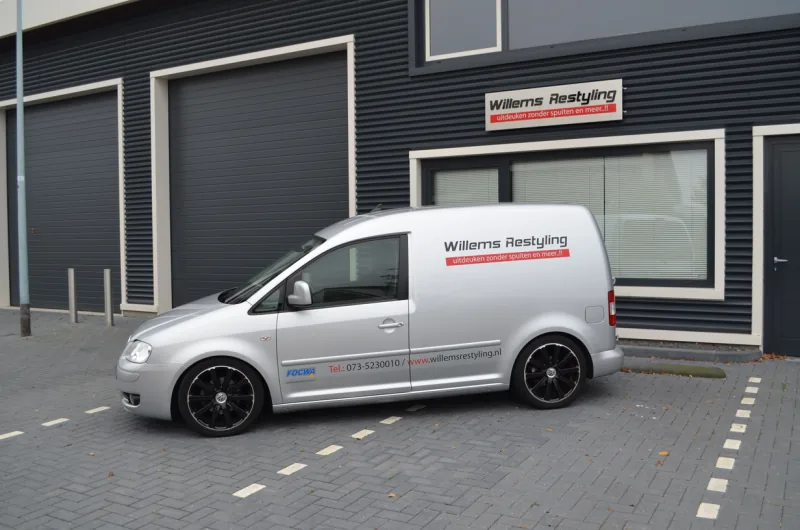 De bus van Willems Restyling voor de garage aan de Kruisstraat in Rosmalen
